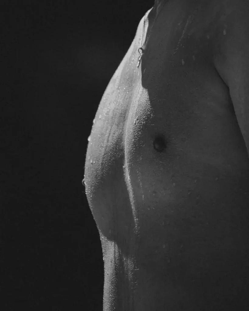 Fotografie alb-negru a toracelui unui bărbat, în lumină laterală