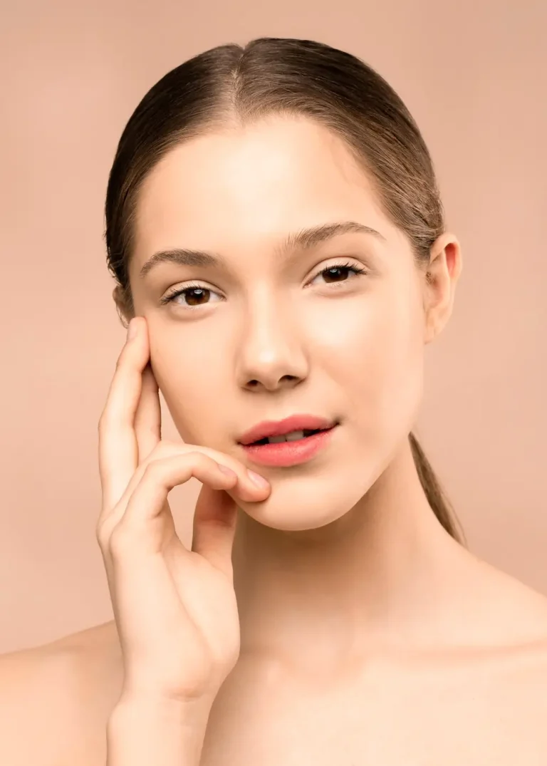 Portret al unei femei cu tenul natural, pe fundal bej
