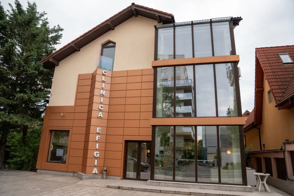 Clădirea Clinicii Efigia din Voluntari, cu fațadă cupru și ferestre mari de sticlă