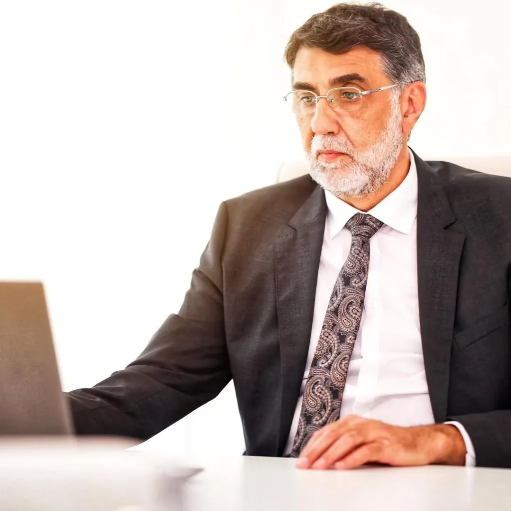 Dr. Dan Mihail Stana, medic primar chirurgie plastică, la biroul din cabinetul Clinicii Efigia