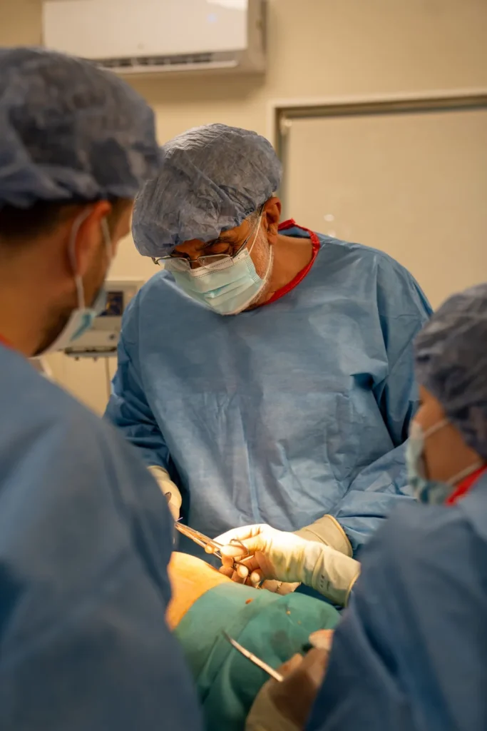 Dr. Dan Mihail Stana și echipa chirurgicală în sala de operație a Clinicii Efigia