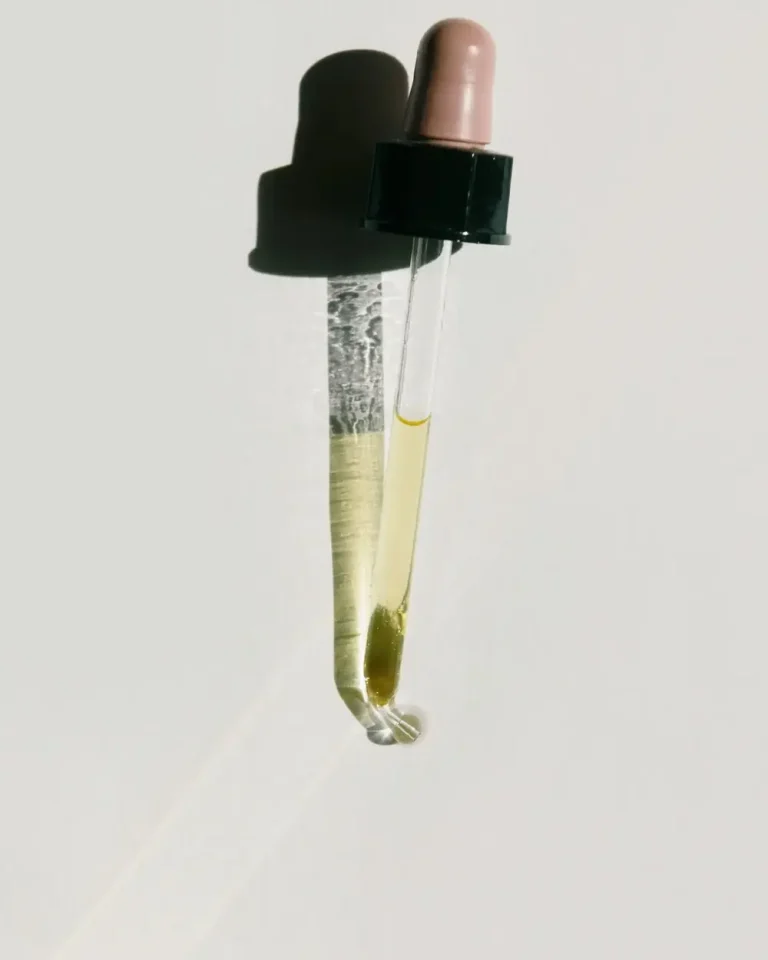 Pipetă cu ser transparent pe fundal deschis
